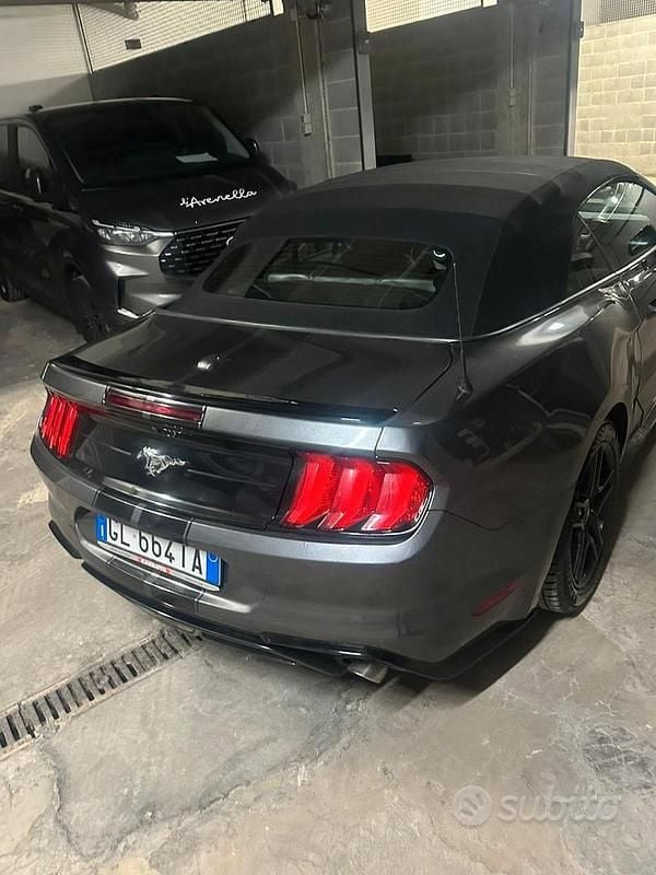 Usata Ford Mustang Convertible 317 CV (233 kW) 2020 Nero Cabrio