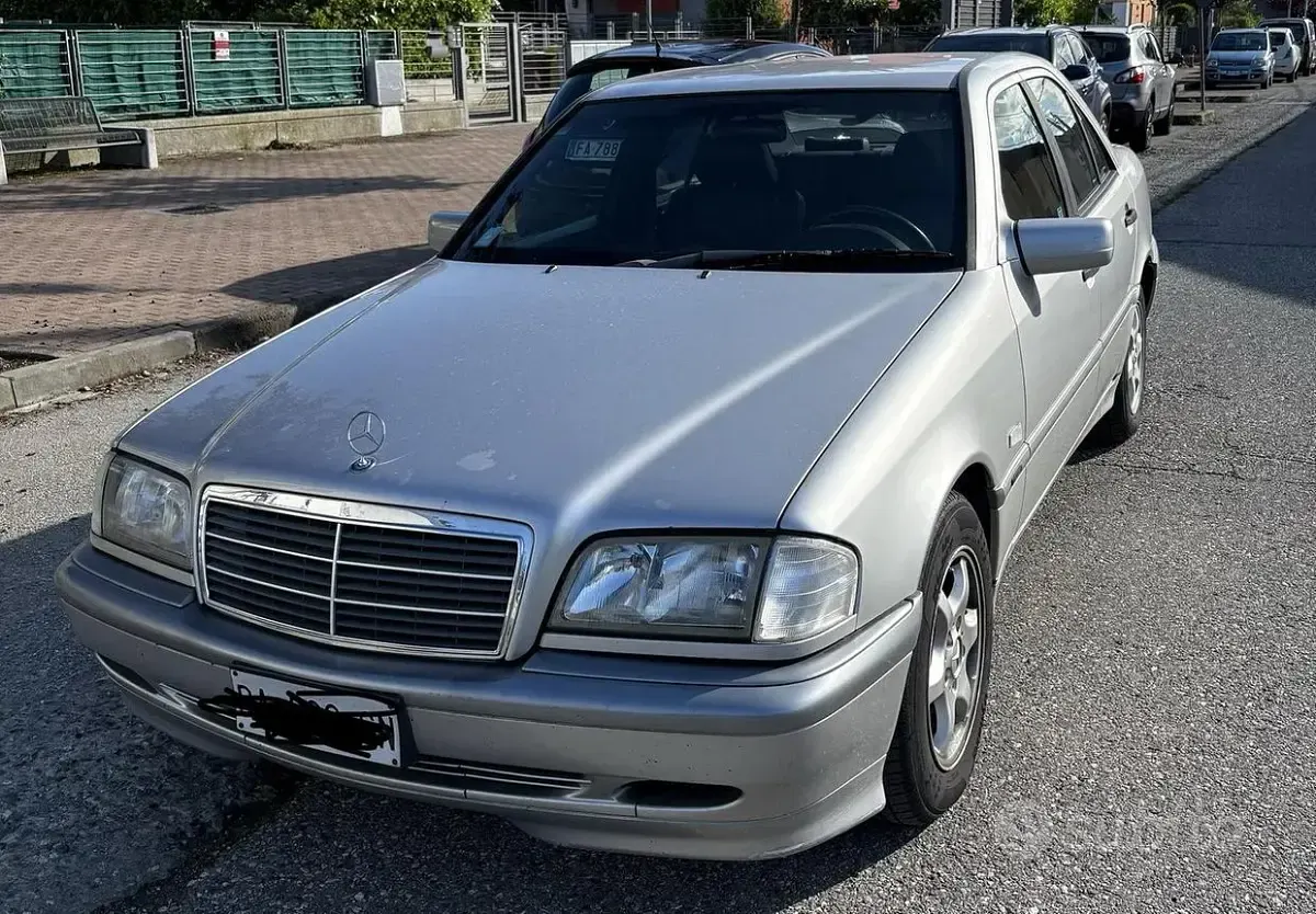 Begagnad Mercedes 200 1999 Grå Sedan