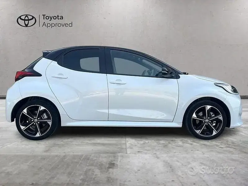 Usata Toyota Yaris Hybrid 131 CV (96 kW) 2024 Bianco Berlina