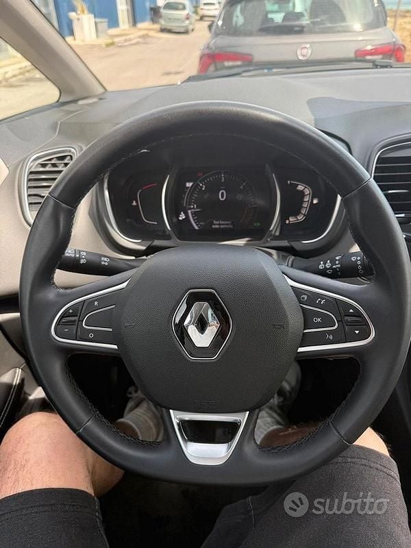 Usata Renault Scénic 120 CV (88 kW) 2022 Grigio Monovolume
