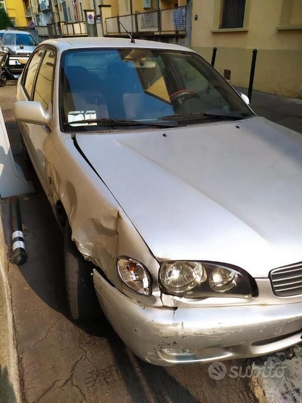 Usata Toyota Corolla 86 CV (63 kW) 2001 Grigio Berlina