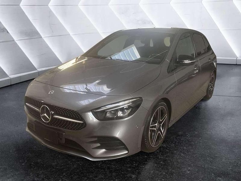 Grigio scuro Usata 2022 Mercedes B180 Premium Monovolume | 27.900 € (Buon prezzo) - Immagine 1/4