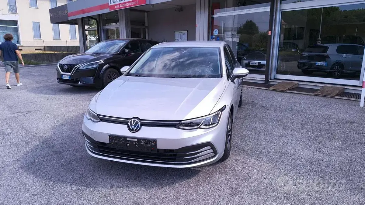 Usata VW Golf VIII Style 131 CV (96 kW) 2022 Grigio metallizzato Berlina
