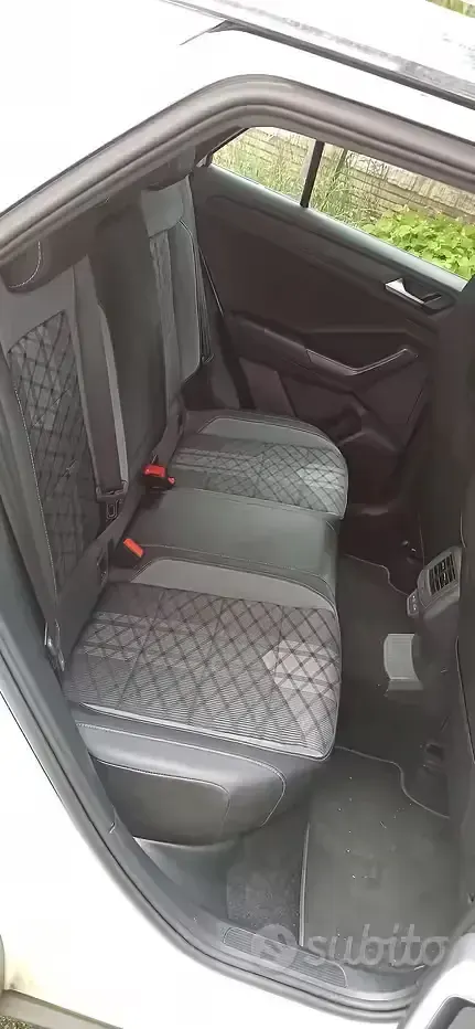 Usata VW T-Roc R-line 150 CV (110 kW) 2024 Bianco SUV