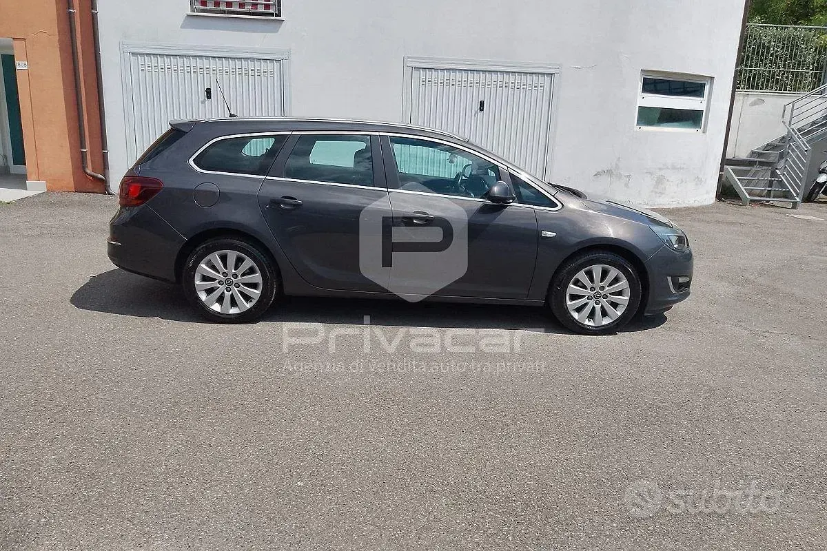 Usata Opel Astra Cosmo 136 CV (100 kW) 2014 Grigio Station wagon