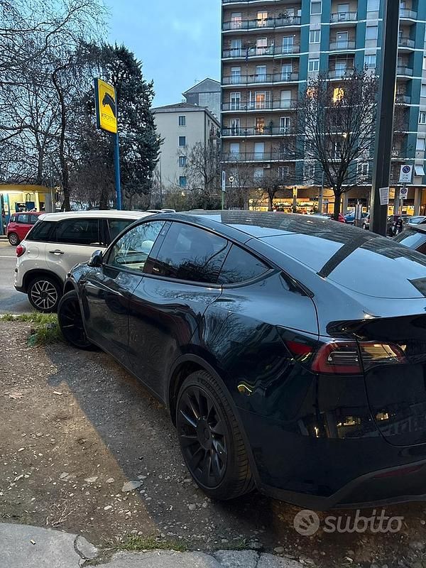 Usata Tesla Model Y 219 kW (299 CV) 2024 Nero SUV