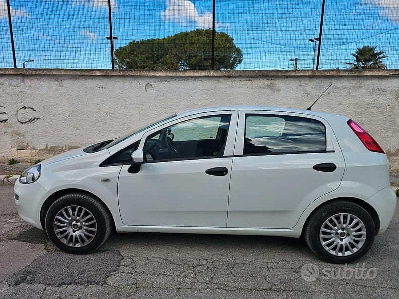Usata Fiat Punto Street 69 CV (50 kW) 2015 Bianco Utilitaria