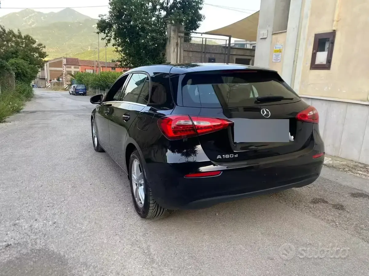 Usata Mercedes 180 116 CV (85 kW) 2019 Nero Berlina