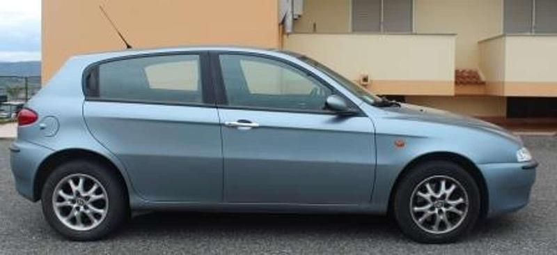 Begagnad Alfa Romeo 147 Distinctive 105 HK (77 kW) 2002 Blå Halvkombi