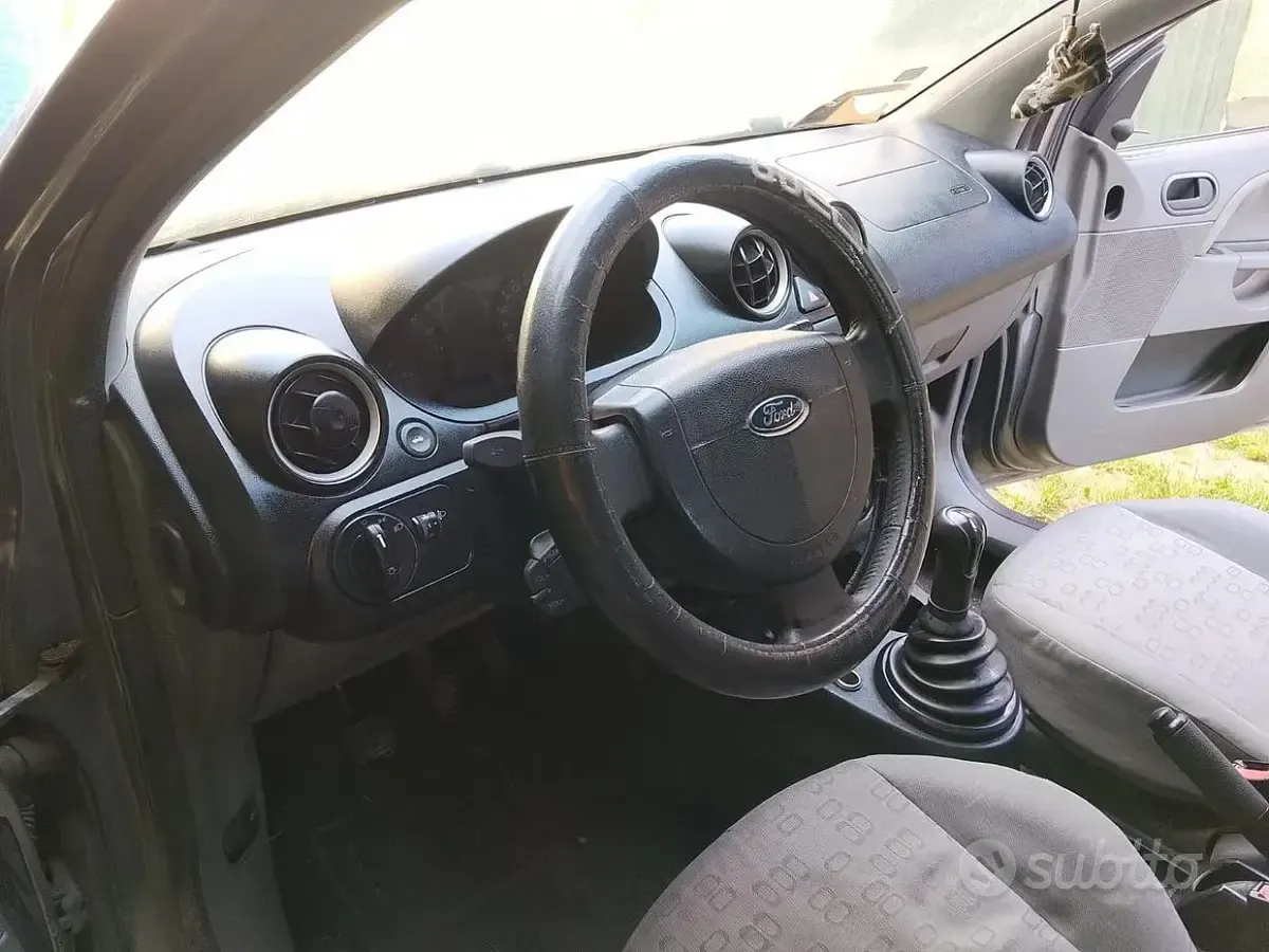 Usata Ford Fiesta 75 CV (55 kW) 2003 Grigio Utilitaria
