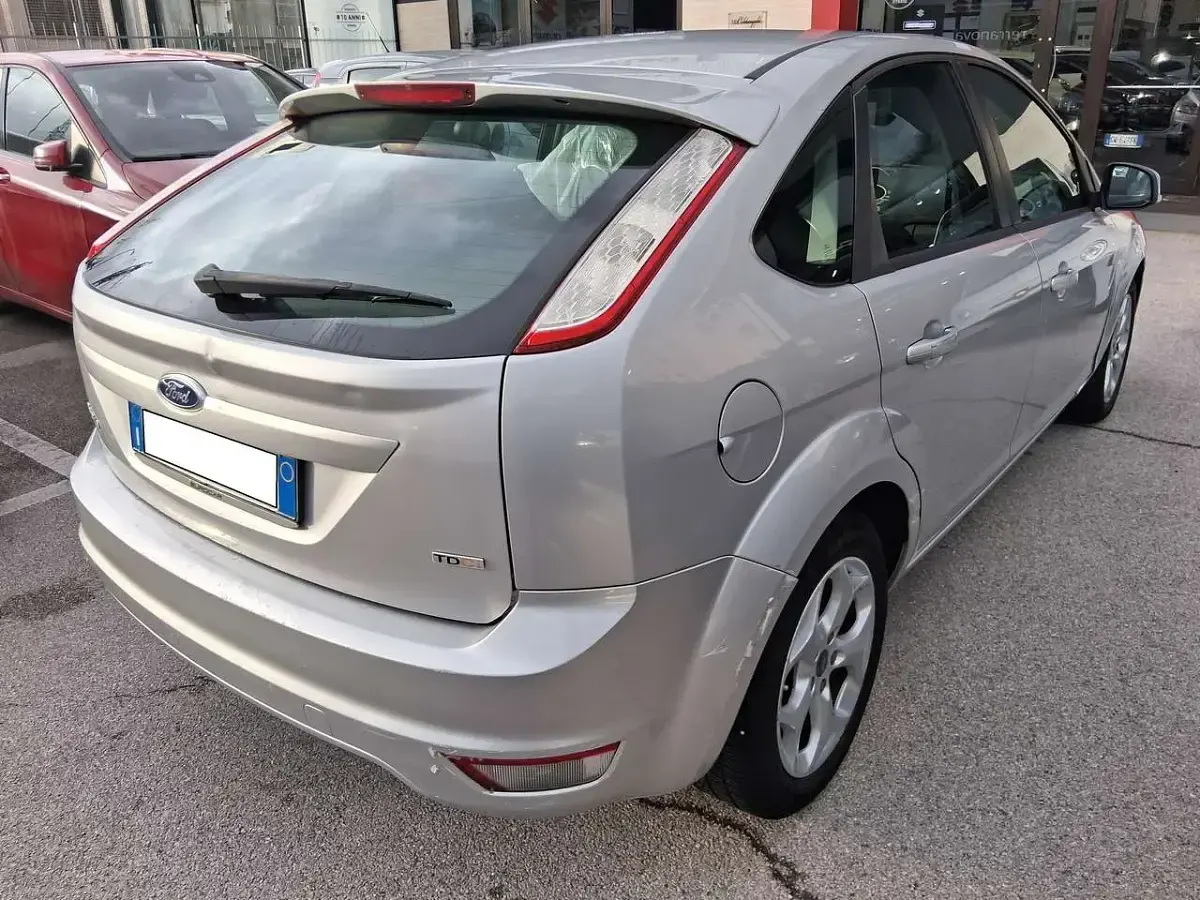 Usata Ford Focus Titanium 109 CV (80 kW) 2010 Argento Berlina