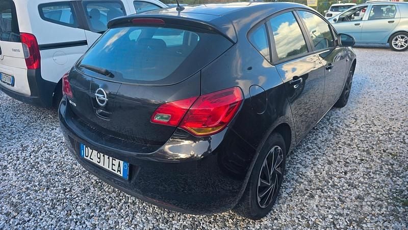 Usata Opel Astra 100 CV (73 kW) 2010 Nero Berlina