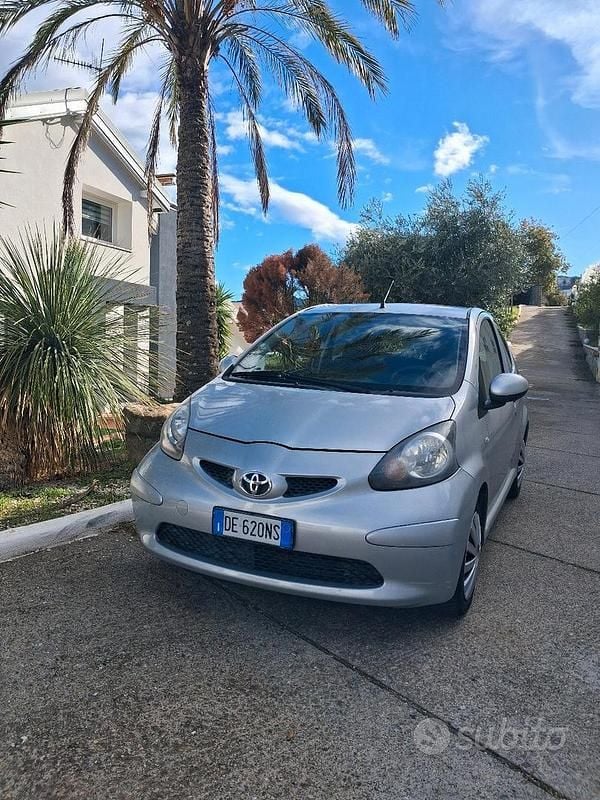 Grigio Usata 2007 Toyota Aygo Due volumi | 3300 € (Buon prezzo) - Immagine 1/4