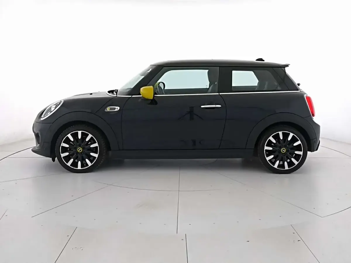 Usata Mini Cooper SE 135 kW (184 CV) 2021 Enigmatic black mini yours Utilitaria
