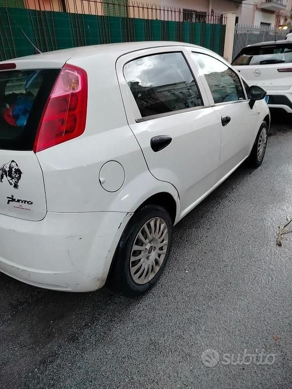 Bianco Usata 2010 Fiat Grande Punto Due volumi | 3000 € - Immagine 1/4