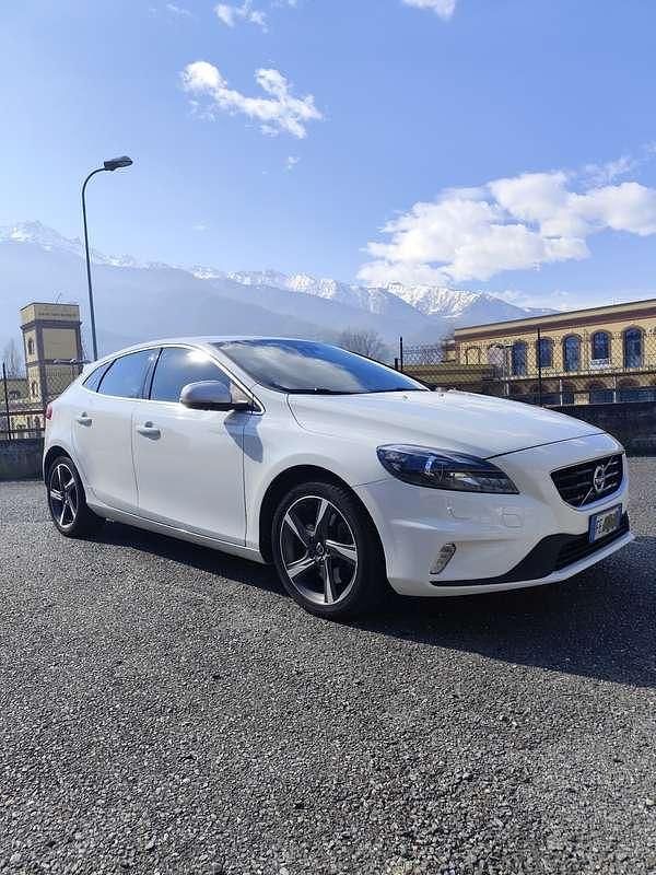 Usata Volvo V40 R-Design Momentum 150 CV (110 kW) 2016 Berlina