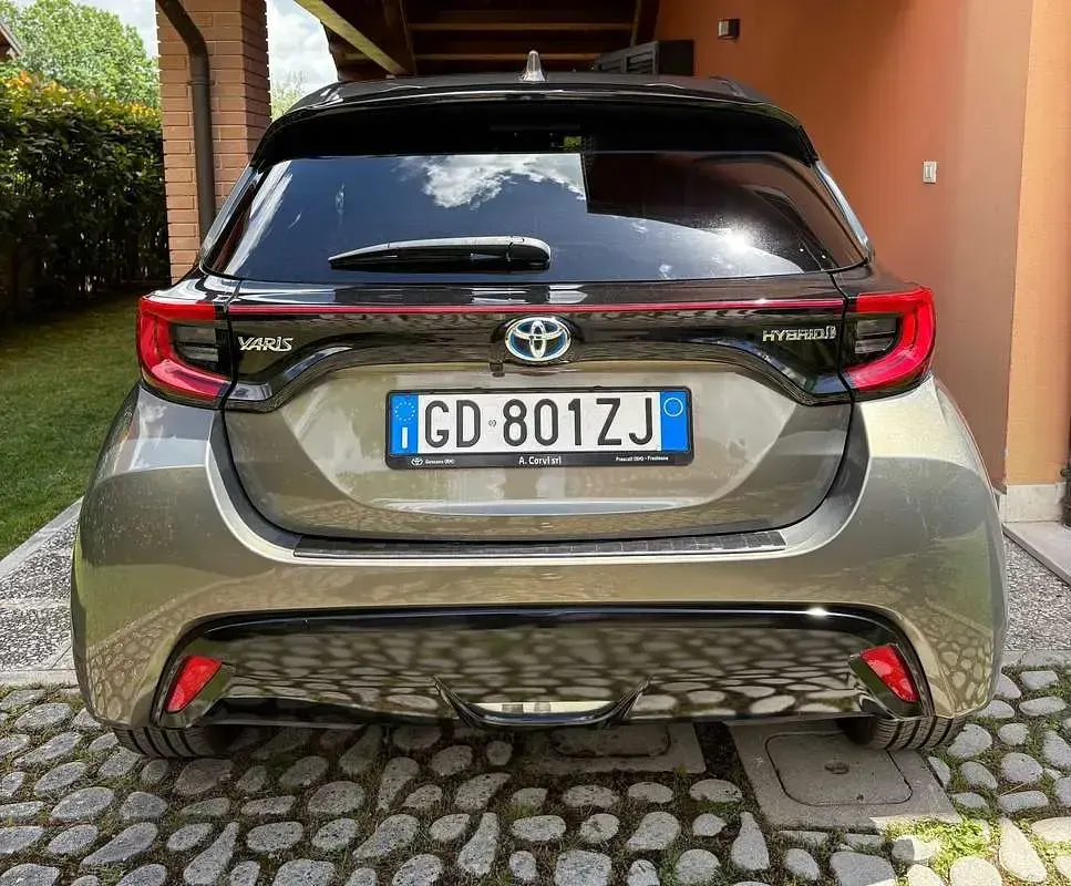 Usata Toyota Yaris Hybrid Lounge 92 CV (67 kW) 2021 Berlina