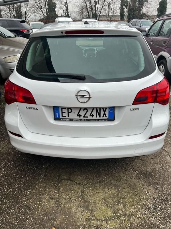 Usata Opel Astra 110 CV (80 kW) 2012 Bianco Station wagon