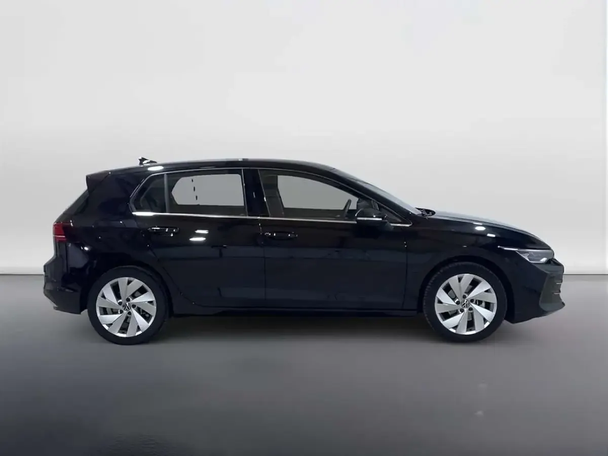 Usata VW Golf VIII Style 150 CV (110 kW) 2025 Grenadill black metallizzato Berlina
