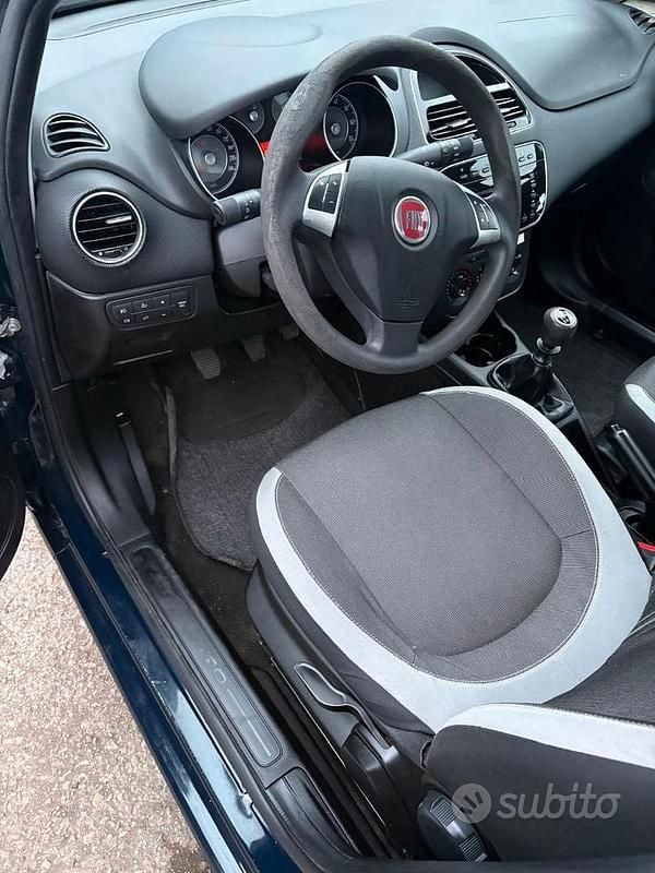 Usata Fiat Punto Pop 69 CV (50 kW) 2012 Blu/azzurro Utilitaria