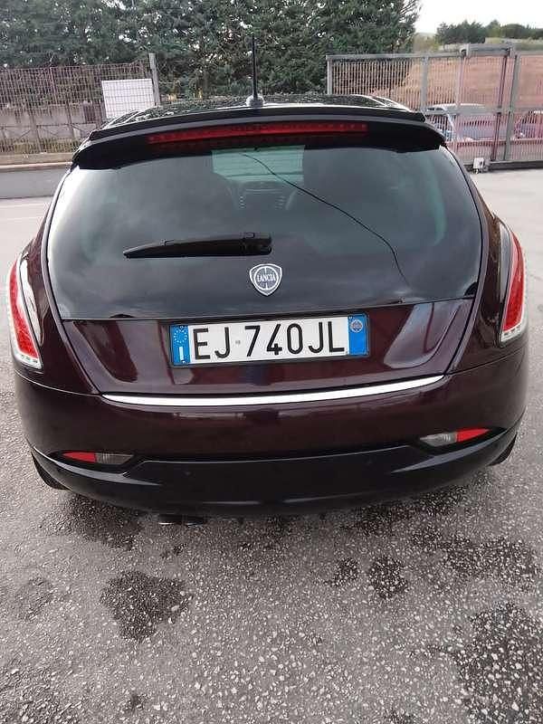 Usata Lancia Delta 189 CV (139 kW) 2011 Marrone Utilitaria