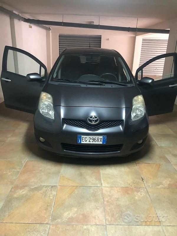 Usata Toyota Yaris 90 CV (66 kW) 2011 Grigio Utilitaria