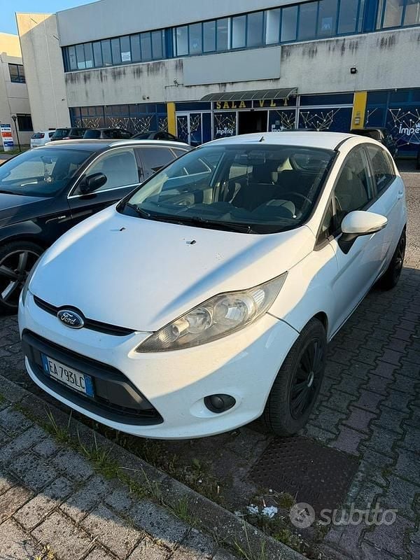 Usata Ford Fiesta 96 CV (70 kW) 2010 Bianco Utilitaria