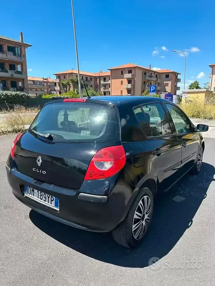 Usado Renault Clio II 85 CV (62 kW) 2007 Negro Utilitario