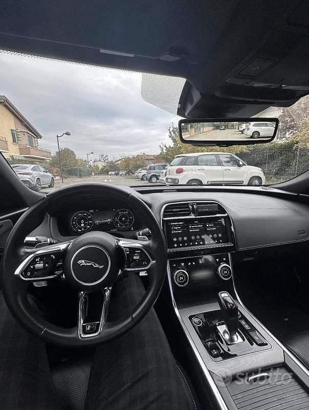 Usata Jaguar XE R-Dynamic 180 CV (132 kW) 2019 Blu Berlina