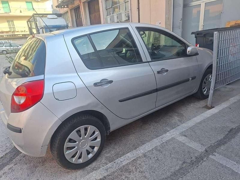 Usata Renault Clio III Dynamique 75 CV (55 kW) 2008 Argento Berlina