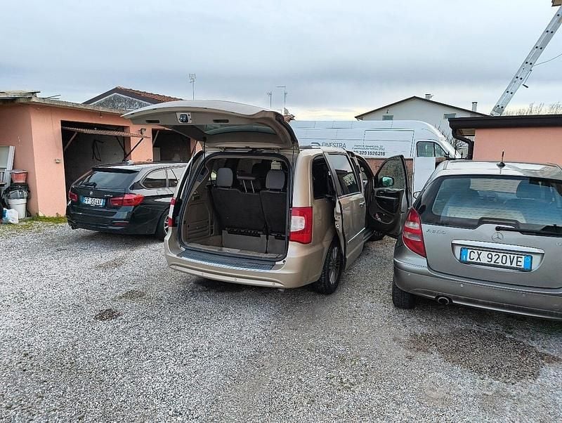 Usata Lancia Voyager 177 CV (130 kW) 2014 Grigio Monovolume