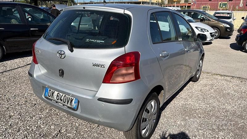 Usata Toyota Yaris 87 CV (63 kW) 2008 Grigio Utilitaria