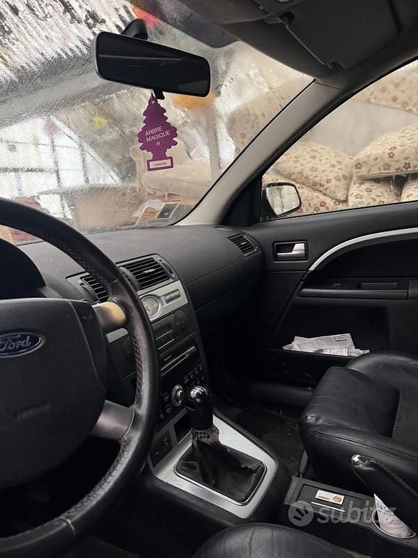 Begagnad Ford Mondeo 131 HK (96 kW) 2004 Blå Halvkombi