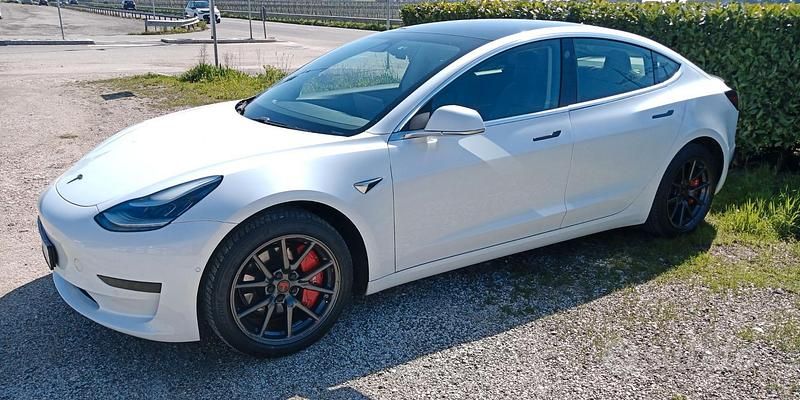 Bianco Usata 2019 Tesla Model 3 Standard Range Tre volumi | 21.990 € (Buon prezzo) - Immagine 1/4