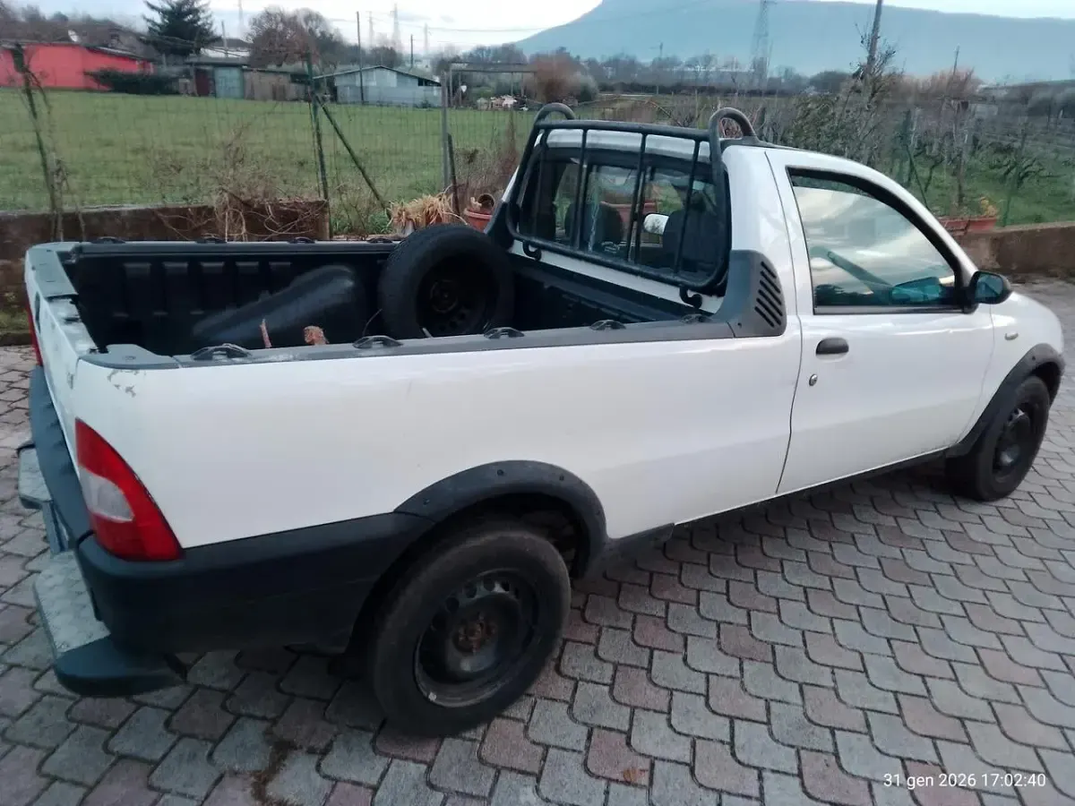 Usata Fiat Strada 84 CV (61 kW) 2007 Bianco Pick-up