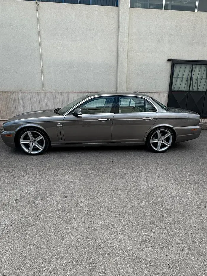 Usata Jaguar XJ Sovereign 207 CV (152 kW) 2009 Marrone Berlina