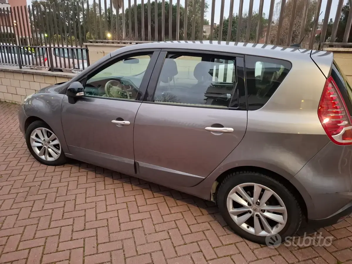 Usata Renault Scenic E-Tech 110 CV (80 kW) 2011 Grigio Monovolume