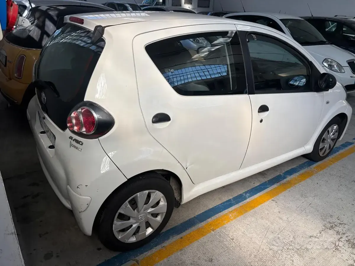 Usata Toyota Aygo Connect Style 68 CV (50 kW) 2012 Bianco Utilitaria