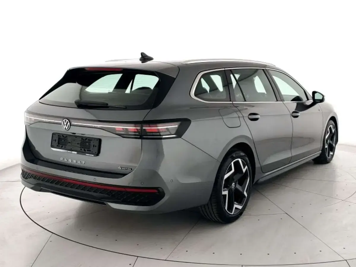 Nuova VW Passat R-line 193 CV (141 kW) 2026 Grigio Station wagon