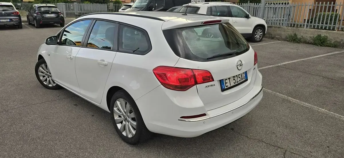 Usata Opel Astra 110 CV (80 kW) 2013 Station wagon