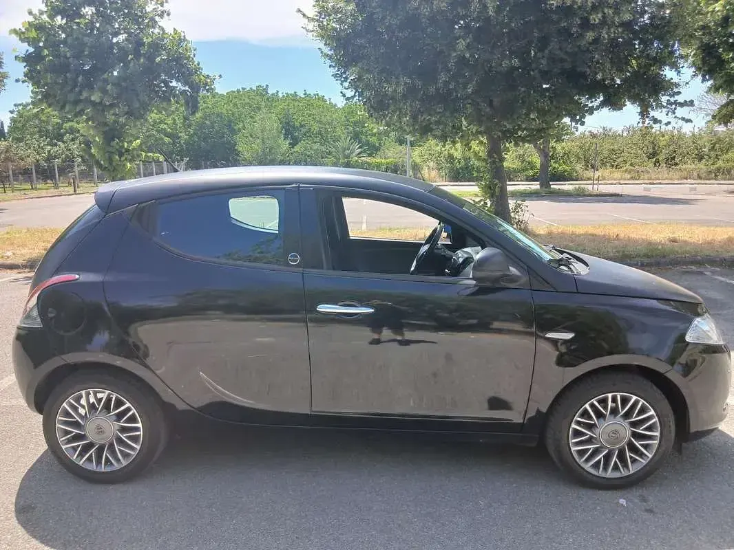 Usata Lancia Ypsilon Gold 69 CV (50 kW) 2012 Nero Utilitaria