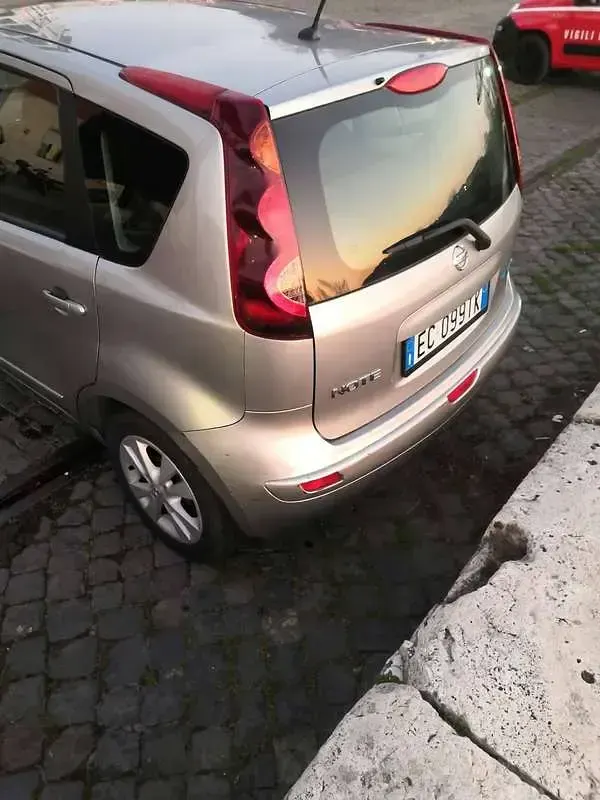 Usata Nissan Note Acenta 86 CV (63 kW) 2010 Argento Utilitaria
