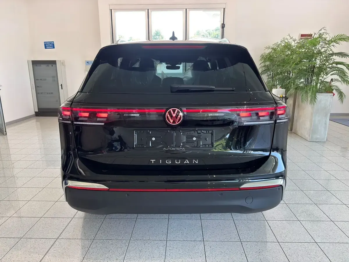 Nuova VW Tiguan Elegance 150 CV (110 kW) 2026 Nero SUV