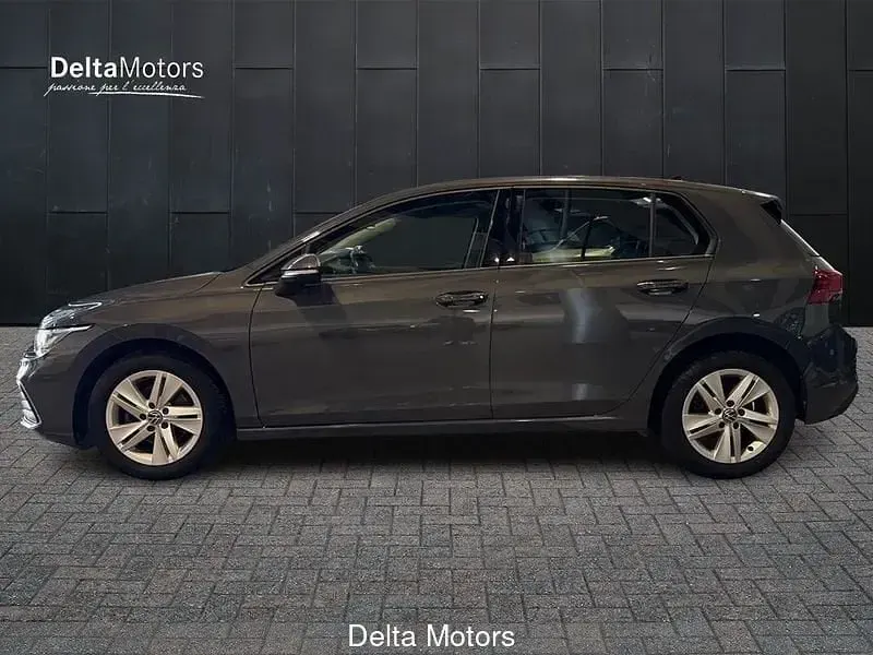 Usata VW Golf VIII Life 116 CV (85 kW) 2020 Grigio scuro metallizzato Utilitaria