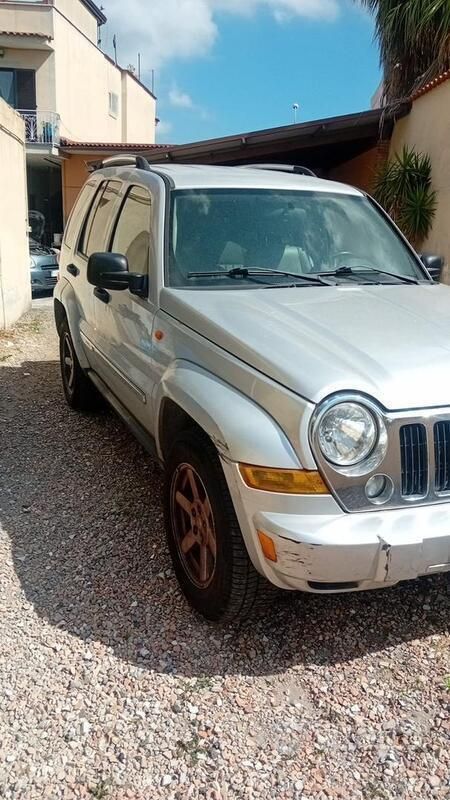 Usata Jeep Cherokee 163 CV (119 kW) 2005 Grigio SUV