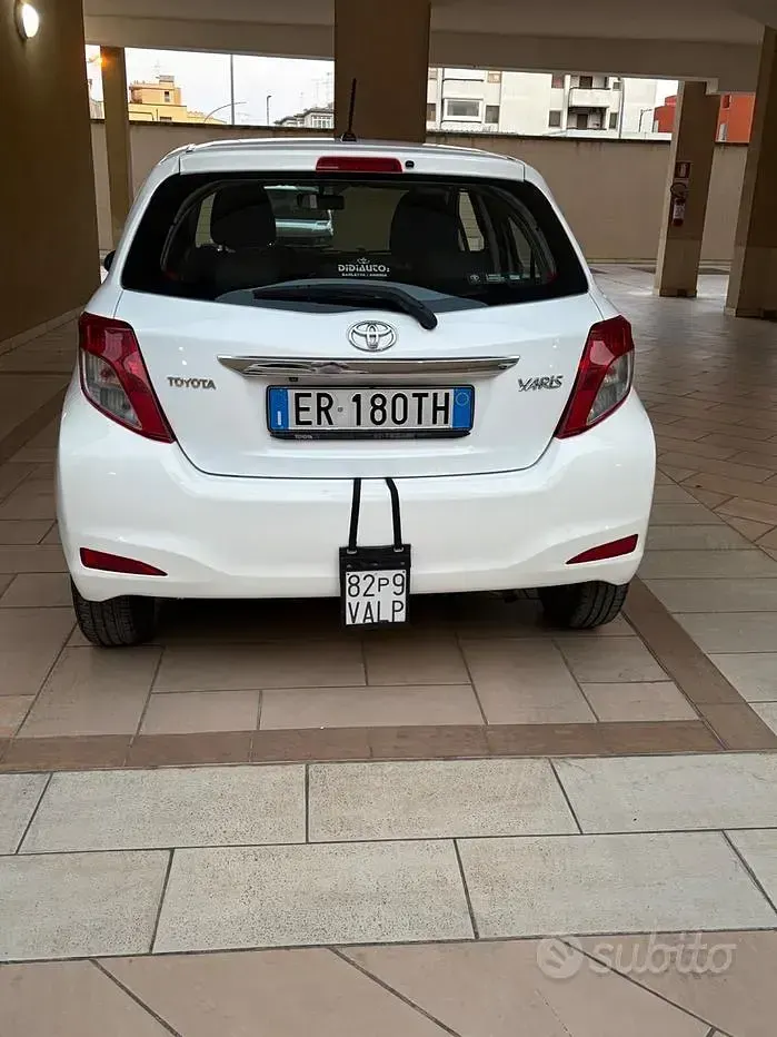 Usata Toyota Yaris Lounge 69 CV (50 kW) 2013 Bianco Utilitaria