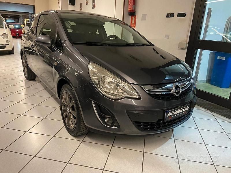 Grigio Usata 2010 Opel Corsa Club Tre volumi | 5000 € (Cara) - Immagine 1/4