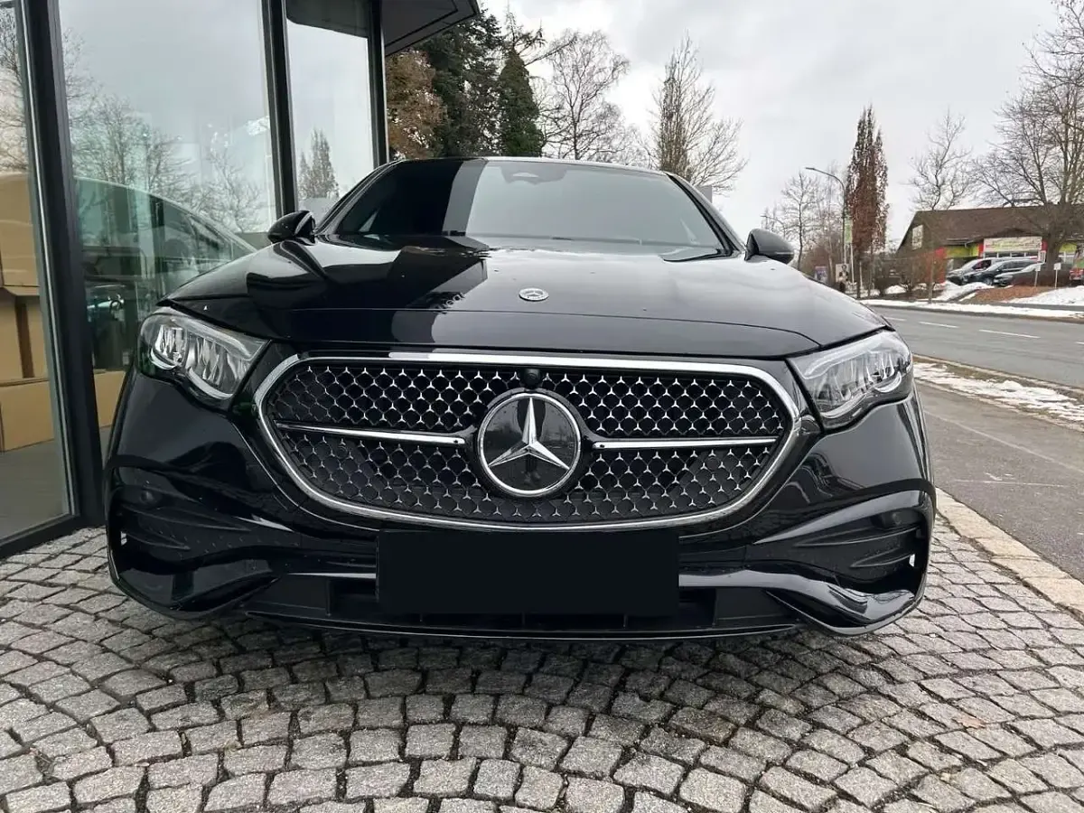 Usata Mercedes E220 Premium 197 CV (144 kW) 2024 Nero Berlina
