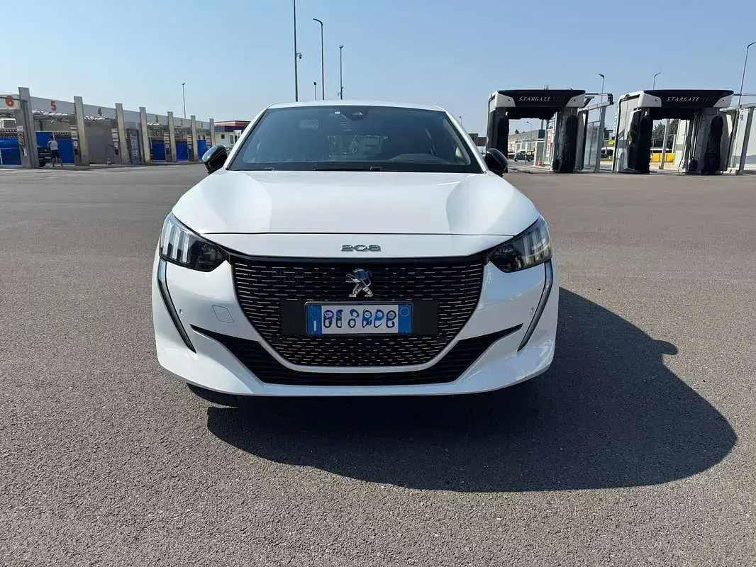 Usata Peugeot 208 GT 101 CV (74 kW) 2023 Bianco Utilitaria
