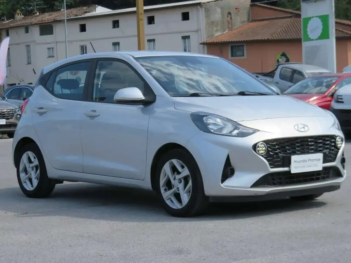 Usata Hyundai i10 67 CV (49 kW) 2023 Shimmering silver Utilitaria
